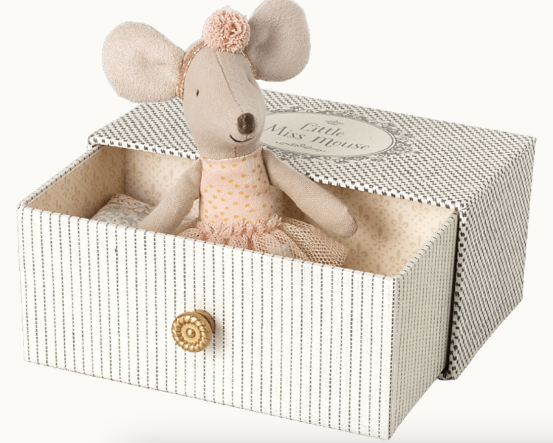 Little Sister Mouse in Daybed